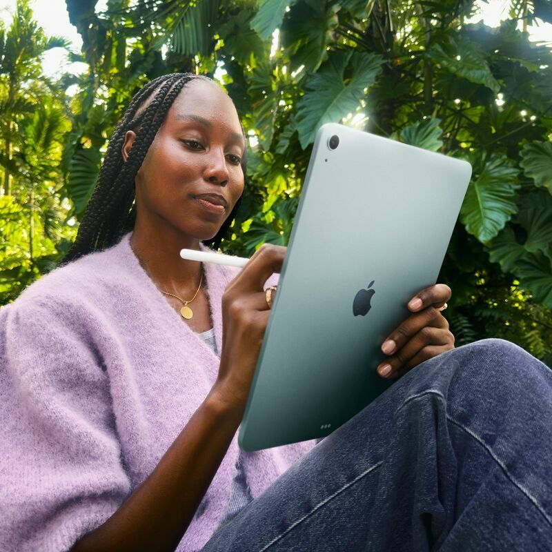 Apple iPad Air 13-inch (M4), 128 GB, Starlight - front and back view